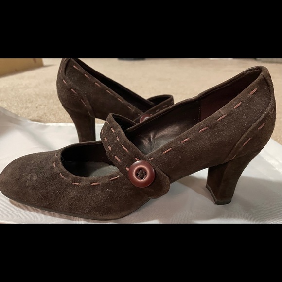 Woman’s size 7 suede spool heels - Picture 1 of 7